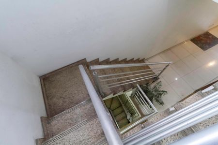 Casa à venda com 120m², 3 quartos e 2 vagasEscada