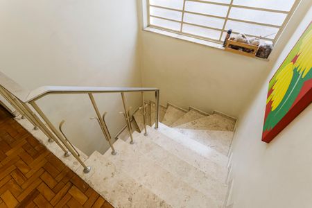 Casa à venda com 160m², 3 quartos e 3 vagasEscada