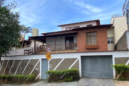 Casa para alugar com 420m², 5 quartos e 4 vagasFachada