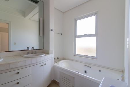 Casa de condomínio para alugar com 800m², 5 quartos e 7 vagas Casa de condomínio para alugar com 800m², 5 quartos e 7 vagasBanheiro da Suíte 1