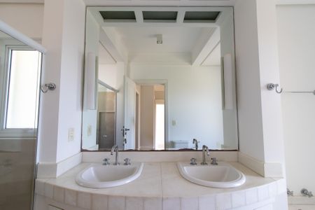 Casa de condomínio para alugar com 800m², 5 quartos e 7 vagas Casa de condomínio para alugar com 800m², 5 quartos e 7 vagasBanheiro da Suíte 1