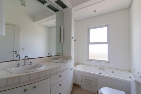 Casa de condomínio para alugar com 800m², 5 quartos e 7 vagas Casa de condomínio para alugar com 800m², 5 quartos e 7 vagasBanheiro da Suíte 1