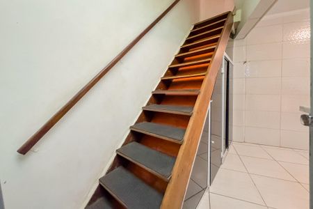 Casa para alugar com 56m², 1 quarto e sem vaga Casa para alugar com 56m², 1 quarto e sem vagaEscada