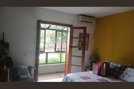 Casa de condomínio à venda com 250m², 3 quartos e 3 vagas