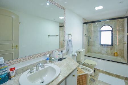 Apartamento à venda com 563m², 5 quartos e 4 vagasBanheiro da Suíte 1