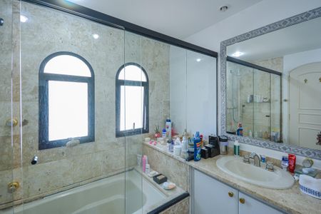 Apartamento à venda com 563m², 5 quartos e 4 vagasBanheiro da Suíte 3