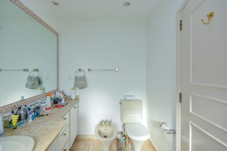 Apartamento à venda com 563m², 5 quartos e 4 vagasBanheiro da Suíte 3