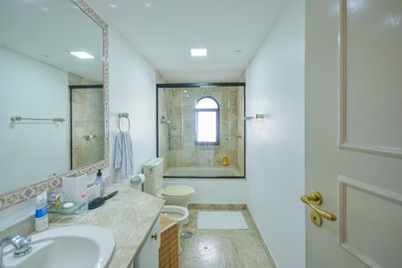 Apartamento à venda com 563m², 5 quartos e 4 vagasBanheiro da Suíte 1