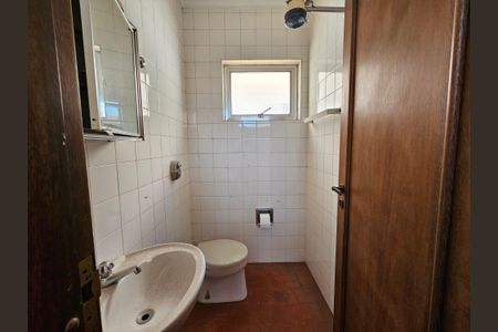 Casa à venda com 319m², 5 quartos e 4 vagasBanheiro 2