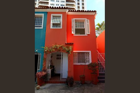 Casa à venda com 248m², 3 quartos e 2 vagas Casa à venda com 248m², 3 quartos e 2 vagasFachada