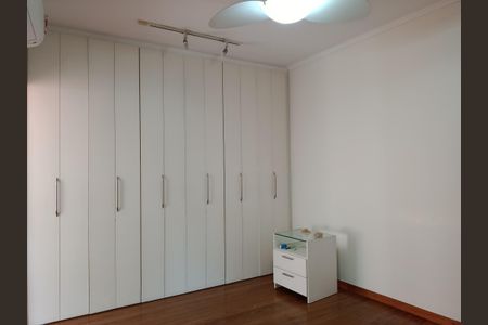 Casa à venda com 248m², 3 quartos e 2 vagas Casa à venda com 248m², 3 quartos e 2 vagasSuíte