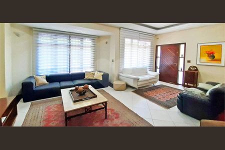 Casa à venda com 230m², 4 quartos e 10 vagas