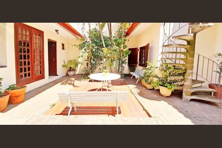 Casa à venda com 230m², 4 quartos e 10 vagas