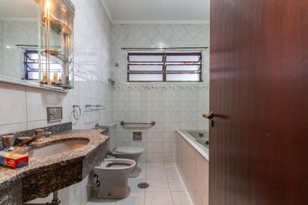 Casa de condomínio à venda com 279m², 4 quartos e 6 vagasBanheiro da Suíte