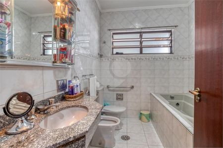Casa de condomínio à venda com 279m², 4 quartos e 6 vagasBanheiro da Suíte