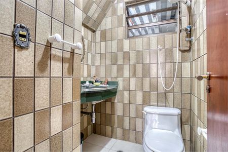 Casa de condomínio à venda com 279m², 4 quartos e 6 vagasLavabo