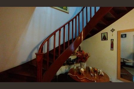 Casa à venda com 350m², 6 quartos e 8 vagas Casa à venda com 350m², 6 quartos e 8 vagasEscada