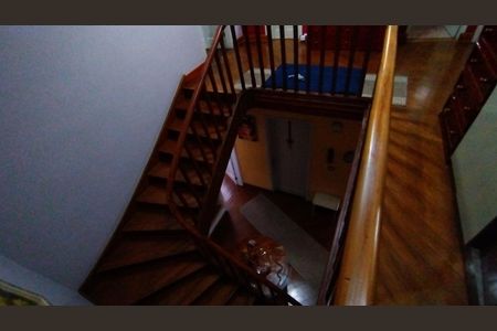 Casa à venda com 350m², 6 quartos e 8 vagas Casa à venda com 350m², 6 quartos e 8 vagasEscada