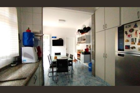 Casa à venda com 350m², 6 quartos e 8 vagas Casa à venda com 350m², 6 quartos e 8 vagasCozinha