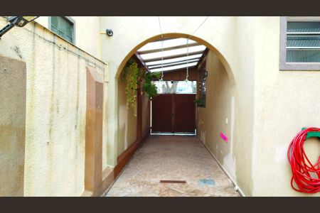 Casa à venda com 350m², 6 quartos e 8 vagas Casa à venda com 350m², 6 quartos e 8 vagasQuintal - vista da garagem