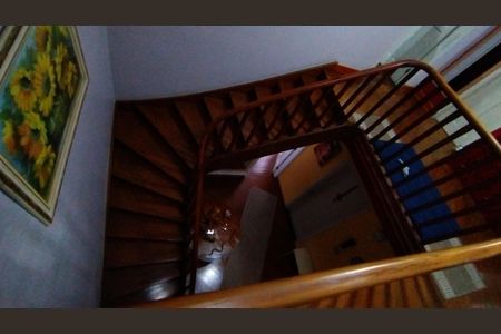 Casa à venda com 350m², 6 quartos e 8 vagas Casa à venda com 350m², 6 quartos e 8 vagasEscada