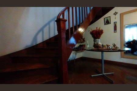 Casa à venda com 350m², 6 quartos e 8 vagas Casa à venda com 350m², 6 quartos e 8 vagasEscada