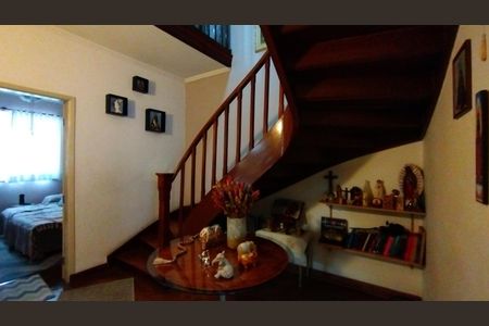 Casa à venda com 350m², 6 quartos e 8 vagas Casa à venda com 350m², 6 quartos e 8 vagasEscada