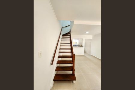 Casa à venda com 100m², 2 quartos e 1 vaga Casa à venda com 100m², 2 quartos e 1 vagaEscada