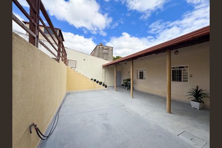 Casa à venda com 280m², 2 quartos e 3 vagas Casa à venda com 280m², 2 quartos e 3 vagasÁrea Externa