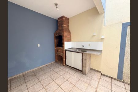 Casa à venda com 202m², 3 quartos e 2 vagas Casa à venda com 202m², 3 quartos e 2 vagasQuintal com Churrasqueira