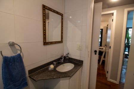 Apartamento à venda com 131m², 4 quartos e 2 vagasBanheiro Social