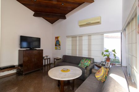 Casa à venda com 390m², 5 quartos e 5 vagasSala