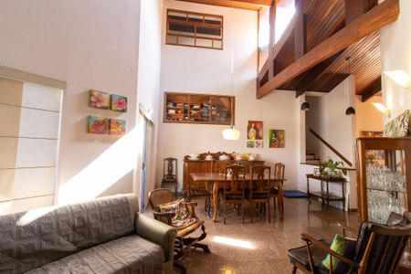 Casa à venda com 390m², 5 quartos e 5 vagasSala