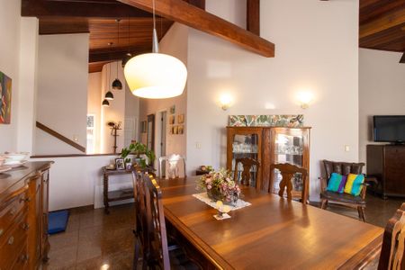 Casa à venda com 390m², 5 quartos e 5 vagasSala