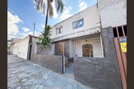 Casa para alugar com 120m², 3 quartos e 1 vaga Casa para alugar com 120m², 3 quartos e 1 vagaFachada