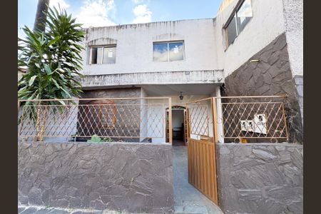 Casa para alugar com 120m², 3 quartos e 1 vaga Casa para alugar com 120m², 3 quartos e 1 vagaFachada