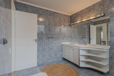 Casa à venda com 240m², 3 quartos e 2 vagasBanheiro