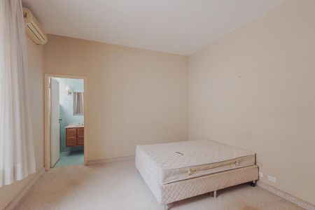 Casa à venda com 240m², 3 quartos e 2 vagasSuíte