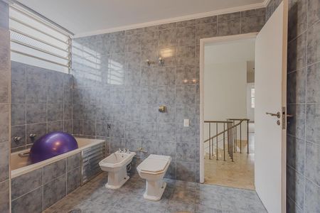 Casa à venda com 240m², 3 quartos e 2 vagasBanheiro