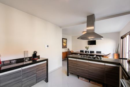 Casa à venda com 400m², 2 quartos e 3 vagas Casa à venda com 400m², 2 quartos e 3 vagasCozinha