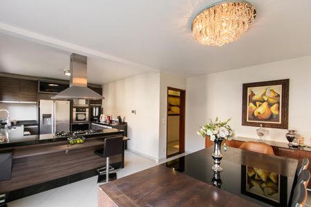 Casa à venda com 400m², 2 quartos e 3 vagas Casa à venda com 400m², 2 quartos e 3 vagasCozinha