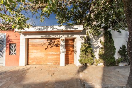 Casa à venda com 400m², 2 quartos e 3 vagas Casa à venda com 400m², 2 quartos e 3 vagasFachada