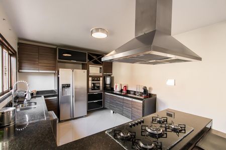 Casa à venda com 400m², 2 quartos e 3 vagas Casa à venda com 400m², 2 quartos e 3 vagasCozinha