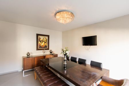 Casa à venda com 400m², 2 quartos e 3 vagas Casa à venda com 400m², 2 quartos e 3 vagasCozinha