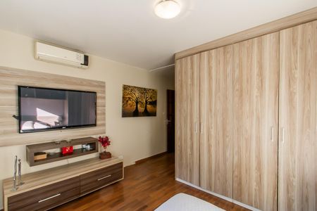 Casa à venda com 400m², 2 quartos e 3 vagas Casa à venda com 400m², 2 quartos e 3 vagasSuite