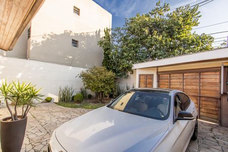 Casa à venda com 400m², 2 quartos e 3 vagas Casa à venda com 400m², 2 quartos e 3 vagasGaragem