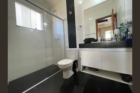 Casa à venda com 240m², 3 quartos e 3 vagasBanheiro da suíte