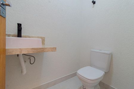 Casa à venda com 170m², 3 quartos e 2 vagas Casa à venda com 170m², 3 quartos e 2 vagasBanheiro Social 2