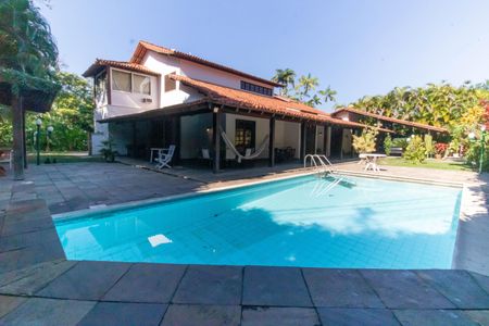 Casa de condomínio à venda com 1100m², 4 quartos e 4 vagas Casa de condomínio à venda com 1100m², 4 quartos e 4 vagasÁrea externa