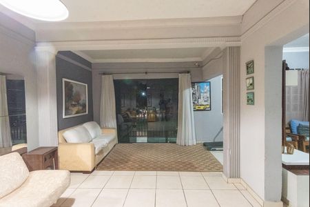 Casa à venda com 232m², 3 quartos e 2 vagas Casa à venda com 232m², 3 quartos e 2 vagasSala